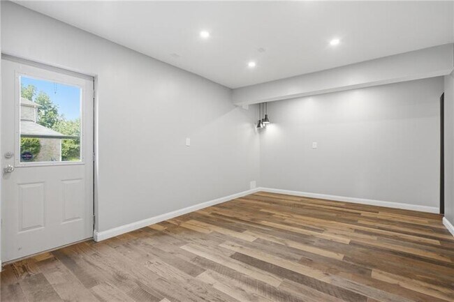 Building Photo - 2501 Birchwood Ct