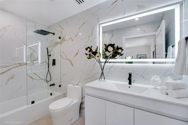 Building Photo - 1120 NE 86th St