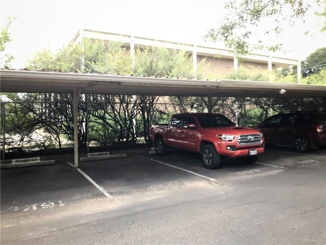 Building Photo - 500 E Riverside Dr