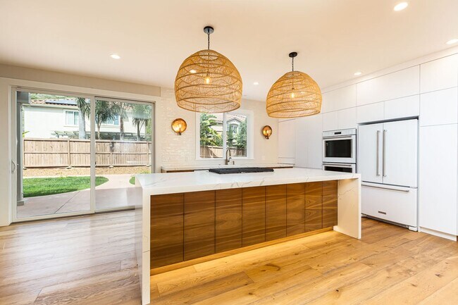 Building Photo - Beautiful Oceanside Cul-De-Sac Home!