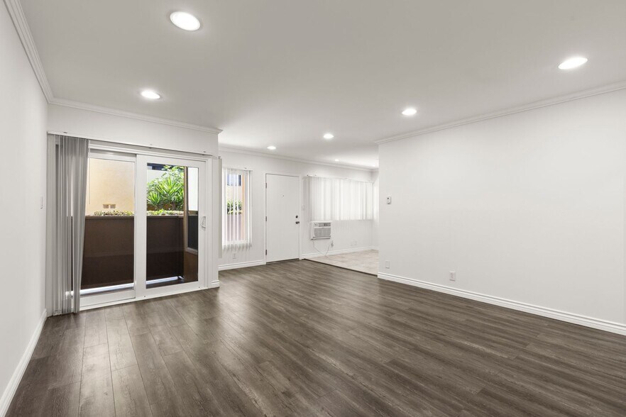 Interior Photo - 547 N Flores St