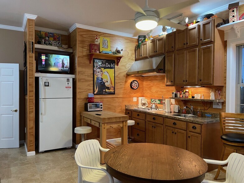 Butcher block island with stools, ceiling fan. - 31312 Rd 280B