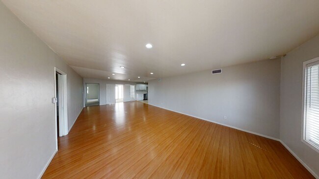 Building Photo - 4BD/2BA, Upgraded Kitchen! Sunroom!