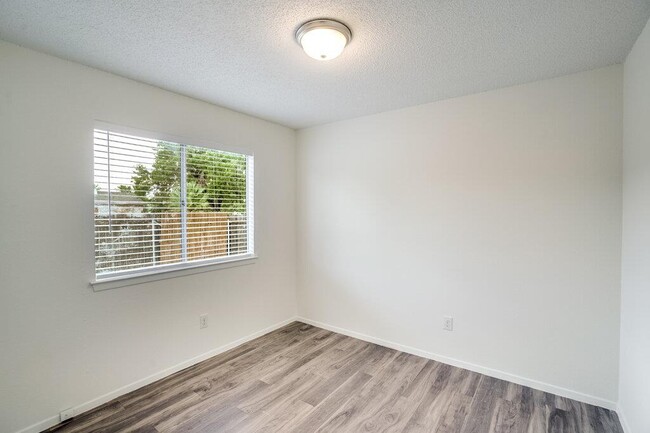 Building Photo - 616 Greenlawn Blvd