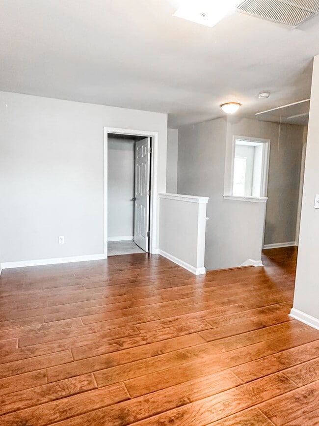 Building Photo - 3/2.5 Townhome in great Oakwood location