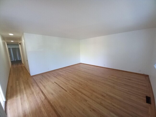 Building Photo - 94-98 Amherst Av.