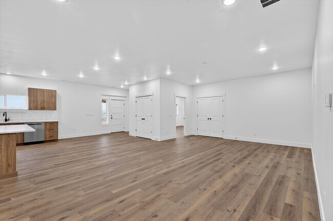 Building Photo - L199ER