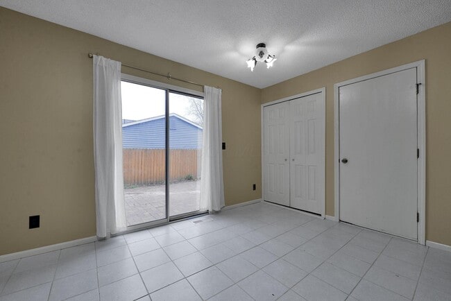 Building Photo - 4550 Glenhaven Dr