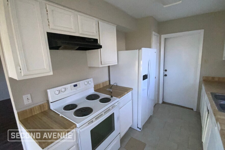 Building Photo - 15919 Rosebriar Dr