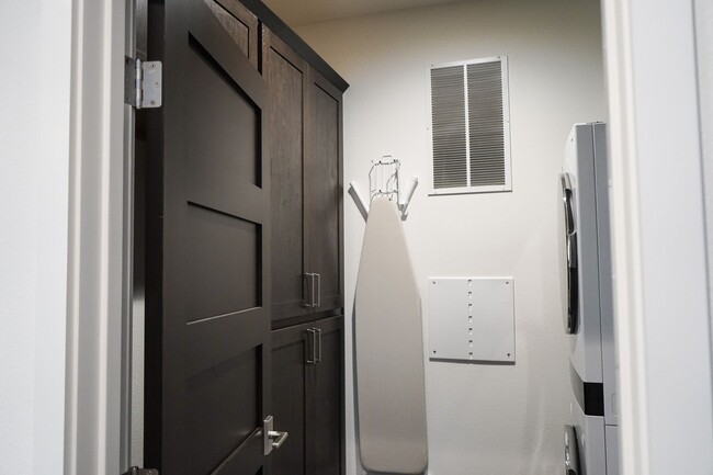 Building Photo - Live Comfortably at CreekHouse – Available...