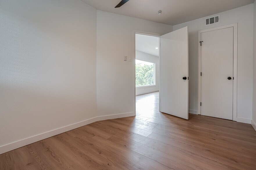 Building Photo - 568 W Quill Dr