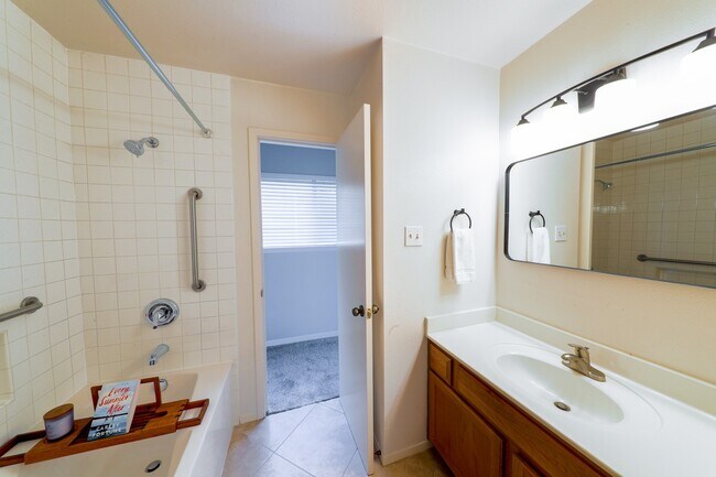 Building Photo - 70 Cokeberry Ct