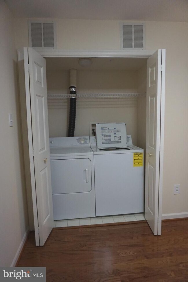 Building Photo - Beautiful Townhouse in Washingtonian Center