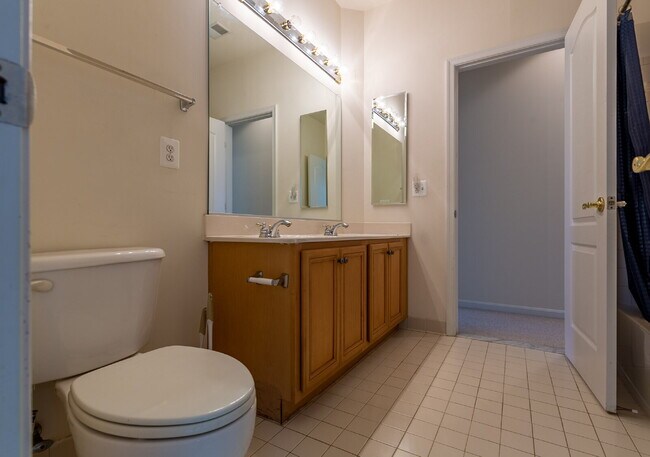 Building Photo - Spacious, Light-Filled Home in the Desirable Broadlands