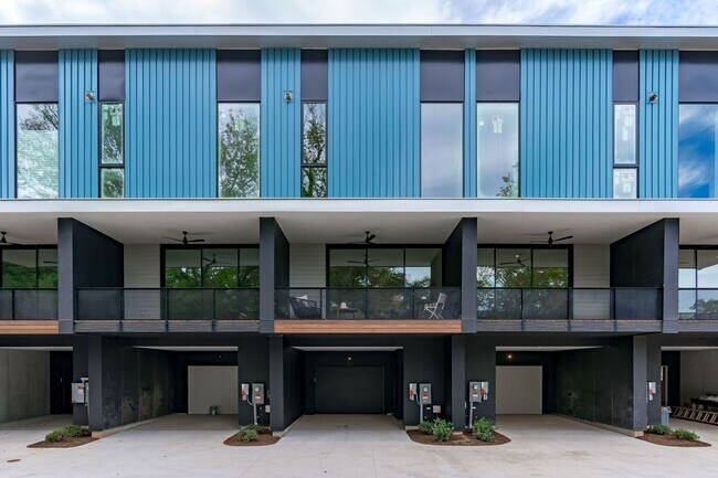 Building Photo - **OFFERING REFUNDABLE APPLICATION FEES** Beautiful 3BD, 3.5BA Downtown Raleigh Townhome with an A...