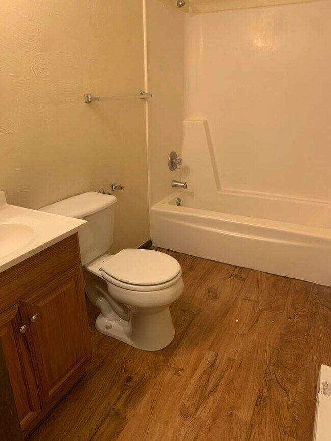 Building Photo - 2 Bedroom, 1 Bath Second Floor Apartment i...