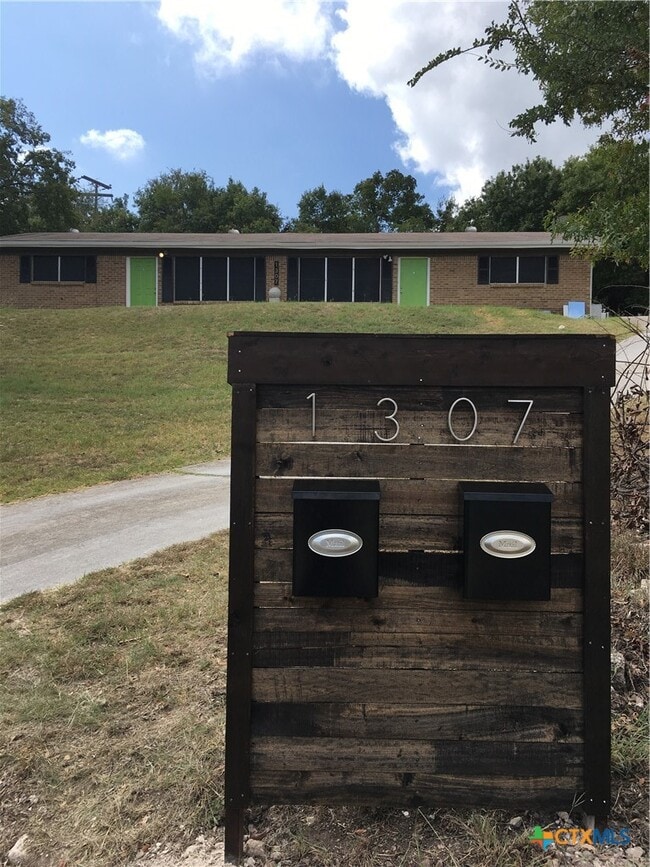 Building Photo - 1307 Sherry Ln