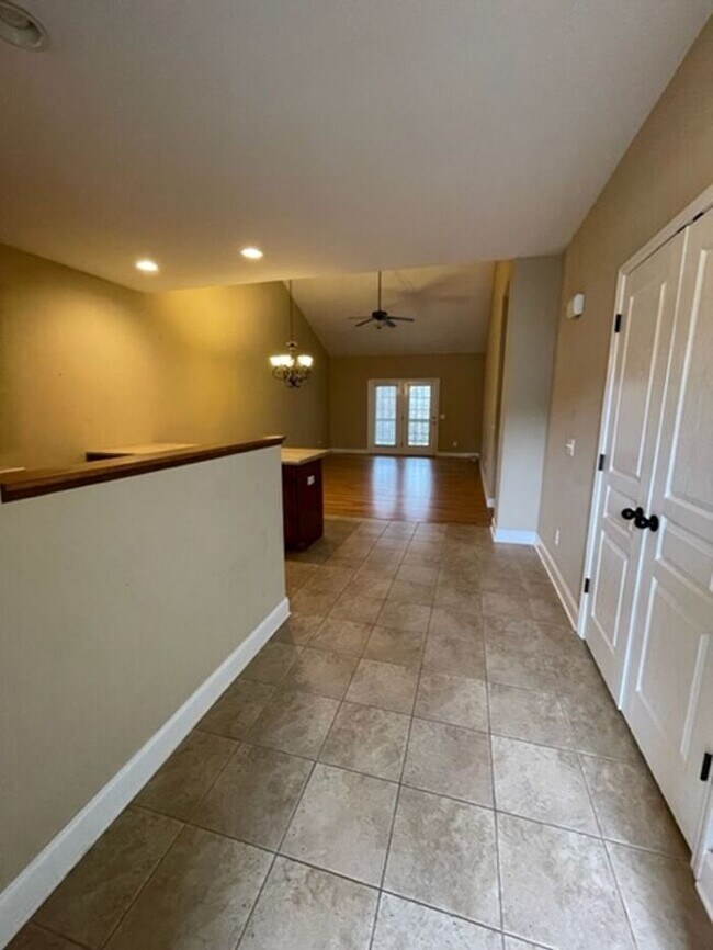 Building Photo - Spacious 3 Bed/ 3 Bath Townhome with two A...