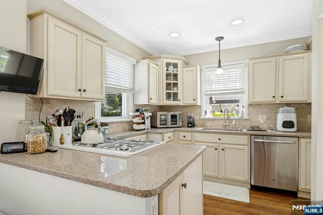 Building Photo - 332 Demarest Ave
