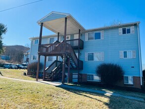 Building Photo - 3 Bedroom, 2 Bath Apartment