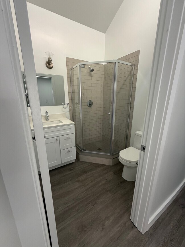 Building Photo - 800 N June St