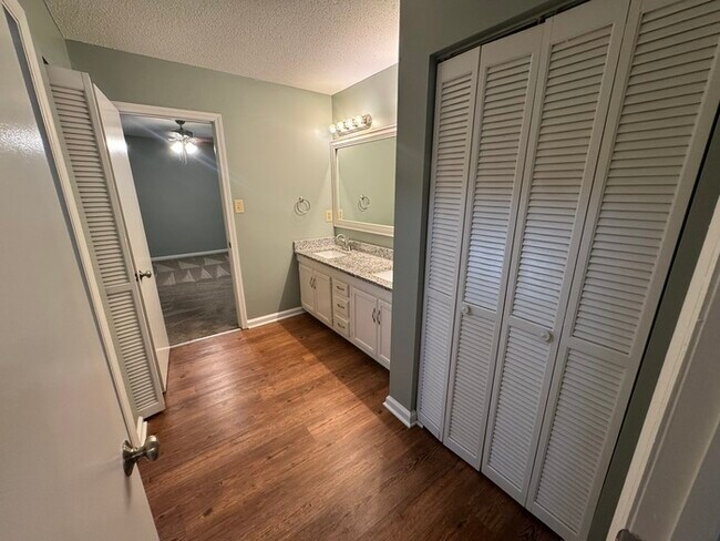 Building Photo - Beautiful 2 Bedroom 1.5 Bath Town Home! Ne...