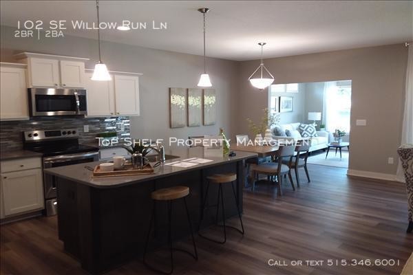 Building Photo - 2 bedroom, 2 bath Townhome
