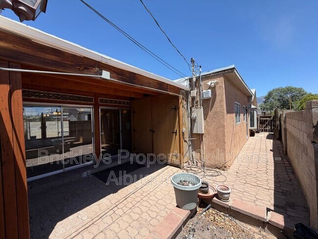 Building Photo - 337 Glorieta St NE