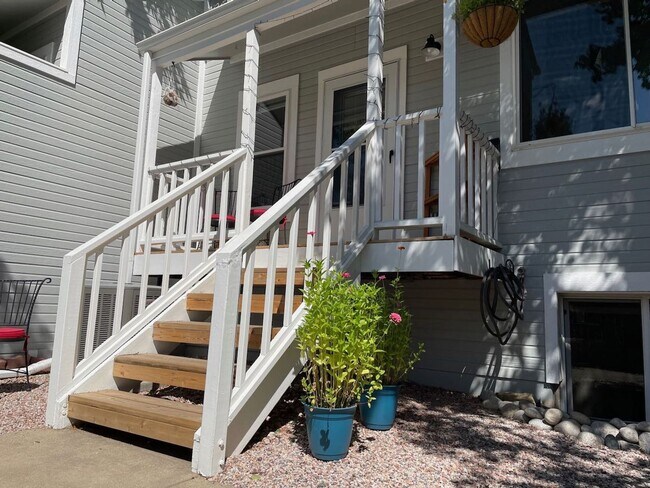 Building Photo - Charming 3b/2.5b Townhome In Louisville