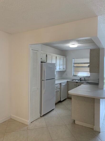 Building Photo - 1301 NW 12th Ave