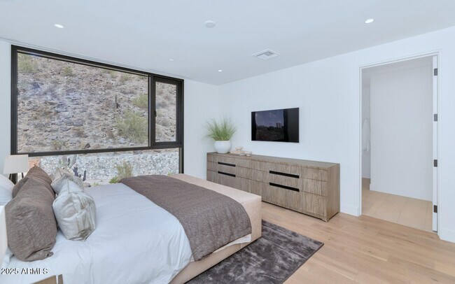 Building Photo - 5000 N Camelback Rdg Dr