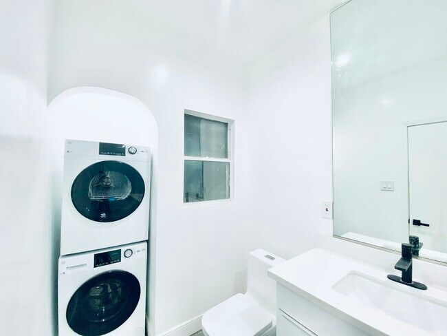 Building Photo - 627 Brittania St