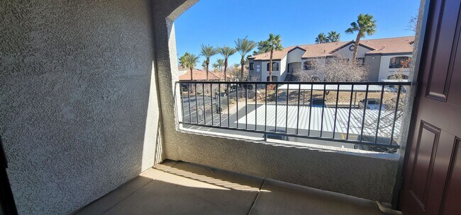 Building Photo - GATED SEVEN HILLS 1 BED/1 BATH CONDO