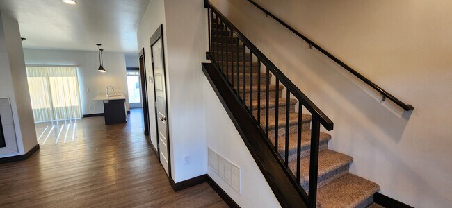 Building Photo - 1002 Rosa Way