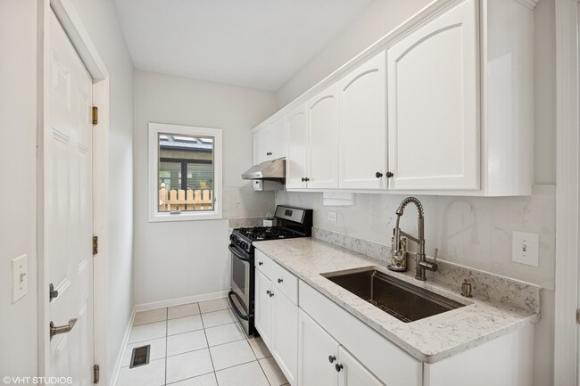 Building Photo - 1040 Buckingham Dr