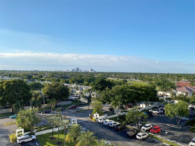 Building Photo - 1000 Parkview Dr