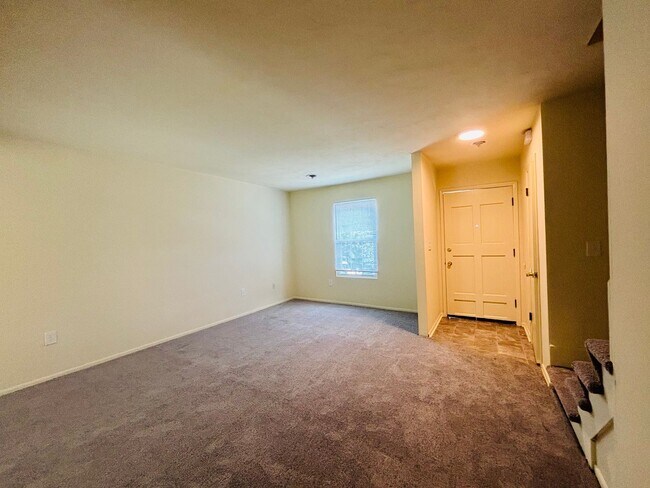 Building Photo - 2 Bedroom, 1.5 Bath Townhouse