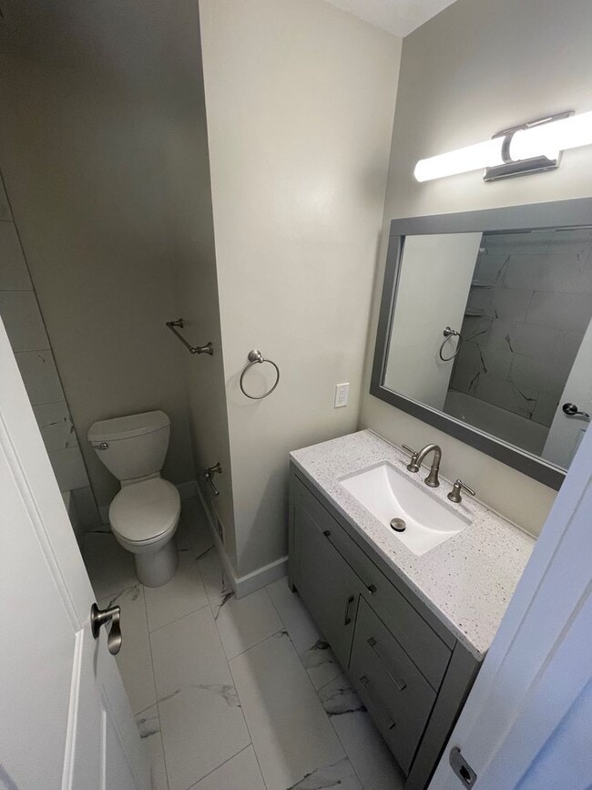 Building Photo - BEAUTIFLLY UPDATED TOWNHOME