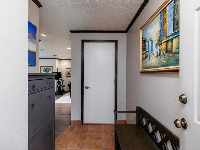 Building Photo - Beautiful 3 bedroom unit near in Lake Oswe...