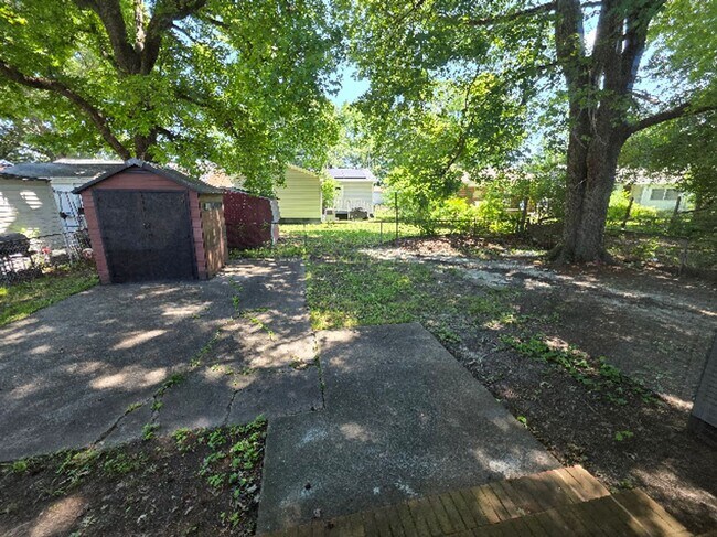 Building Photo - Move In Ready Brick Ranch