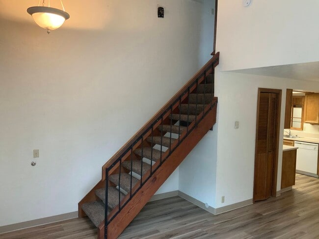 Building Photo - 2 Bedroom Duplex in Cal Young Neighborhood