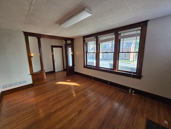 Building Photo - 422 E Fifth St