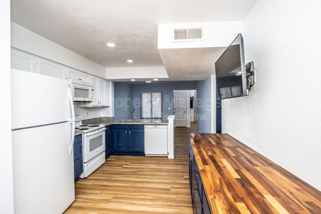 Building Photo - 1718 S Longmore