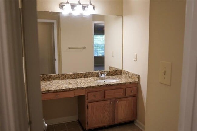 Building Photo - 4001 Riverlook Pkwy SE