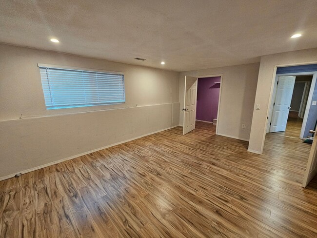Building Photo - Beautifully Home in the Valley
