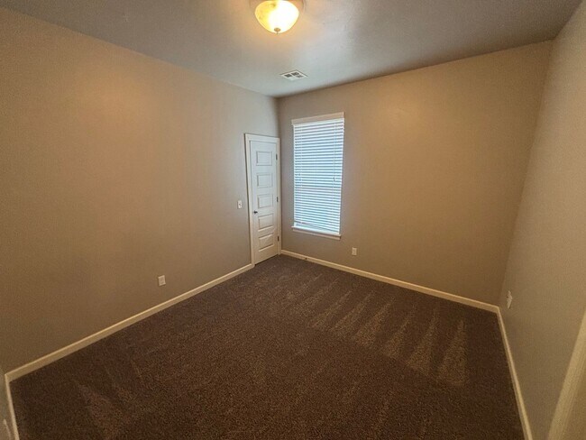 Building Photo - Beautiful 4 bed, 2 bath WITH an Office and STORM SHELTER
