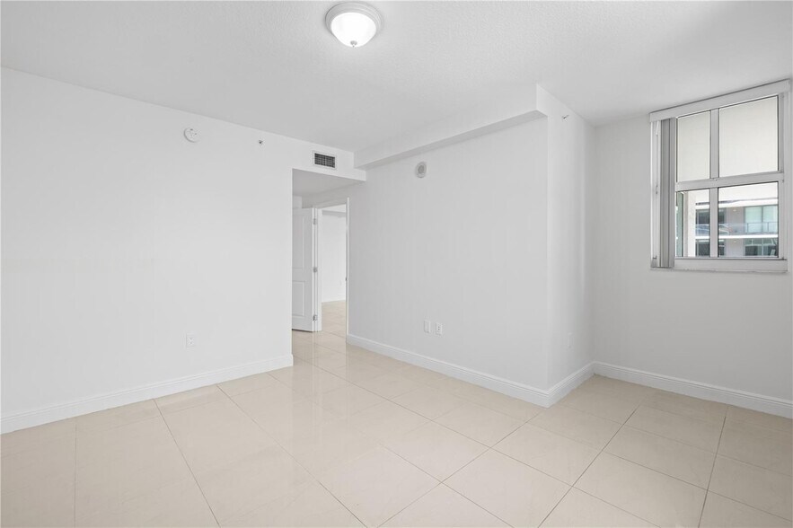 Building Photo - 1250 S Miami Ave