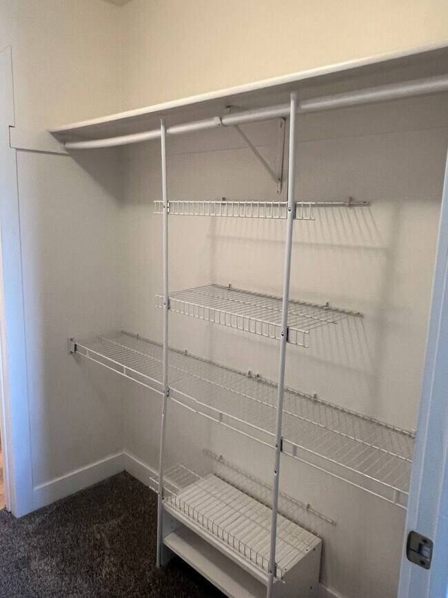 Building Photo - Kamas Cutie