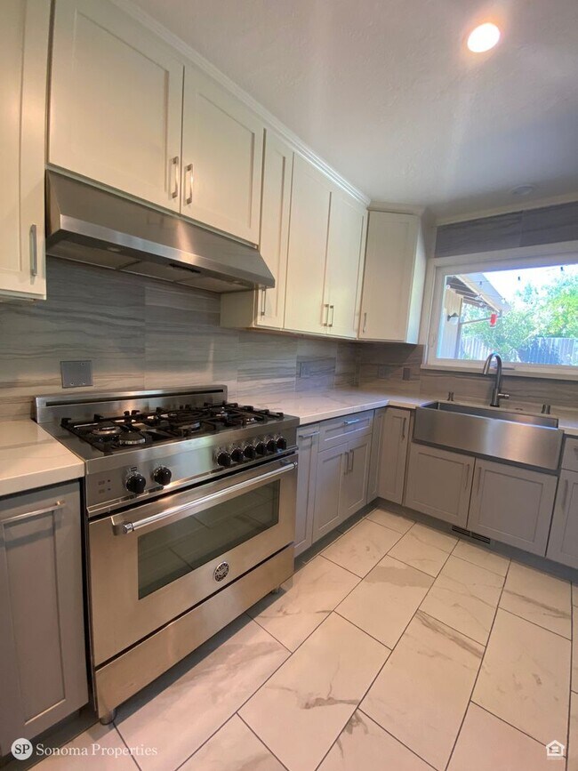 Building Photo - 3bd/2ba Single-Level Home - Close to Downt...