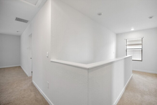 Building Photo - 713 SE 15th Ave